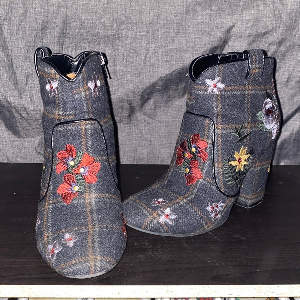 Chunky heels embroidery design